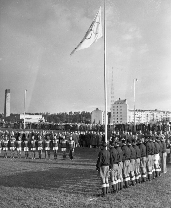 Olympialippu nostetaan salkoon ennen jalkapallo-ottelua Puola-Ranska Helsingin olympialaisissa 1952-0