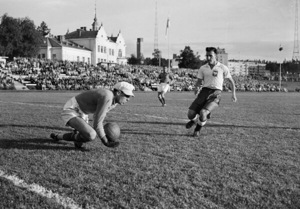 Maalivahti Leonce Deprez jalkapallo-ottelussa Puola-Ranska Helsingin olympialaisissa 1952-0