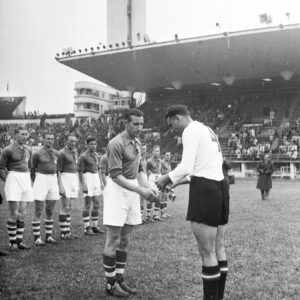 Veikko Asikainen ja Josef Walter ennen jalkapallo-ottelua Itävalta-Suomi Helsingin olympialaisissa 1952-0