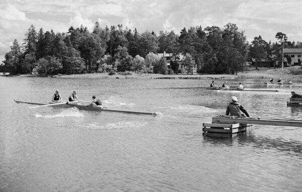 Soudun perämiehellisen kaksikon toisen keräilyerän lähtö Helsingin olympialaisissa 1952-0