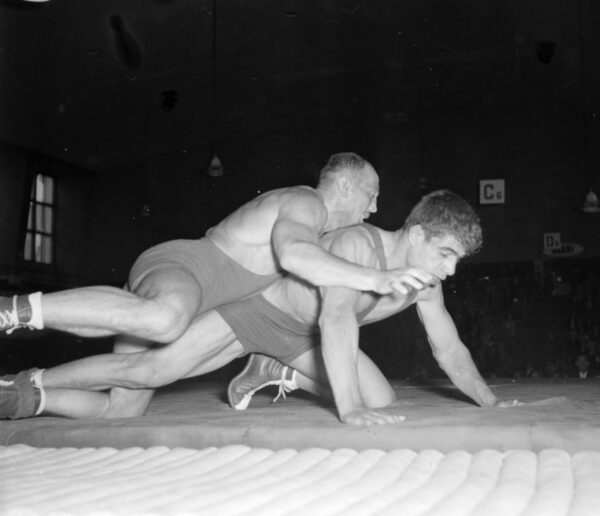 David Tshimakuridze ja Gholamreza Takhtista Helsingin olympialaisissa 1952-0