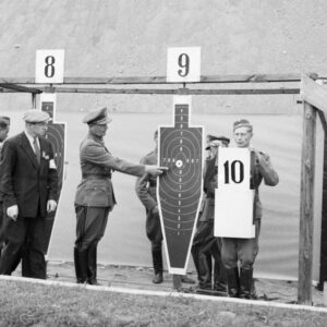 Tuomaristo tarkastamassa Lauri Vilkon tulosta Helsingin olympialaisissa 1952-0