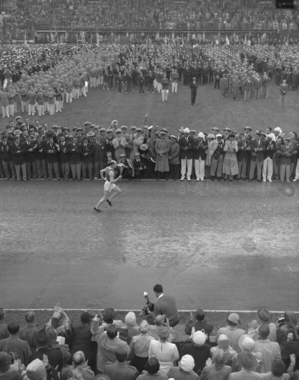 Paavo Nurmi kuljettaa soihtua Helsingin olympialaisissa 1952. -0
