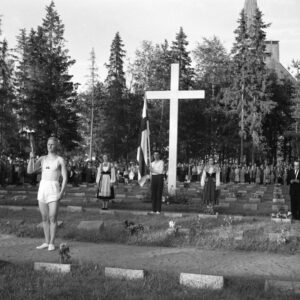 Martti Huhtala toi soihtuviestin Rovaniemen sankarihaudoille 7.7.1952. -0