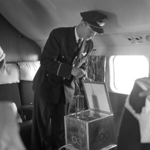 Kreikassa sytytetty olympiatuli kuljetettiin Tanskaan lentoteitse 27.6.1952.