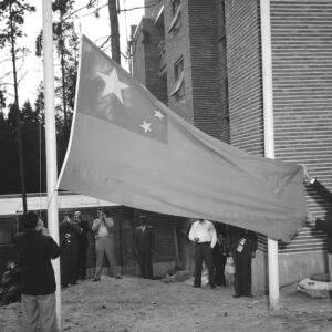 Kiinan olympiajoukkue lipunnostotilaisuudessa Otaniemessä 1952